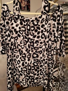 Leopard Print Cold-Shoulder Top - Black & White 21"w X 26"L To Point 32